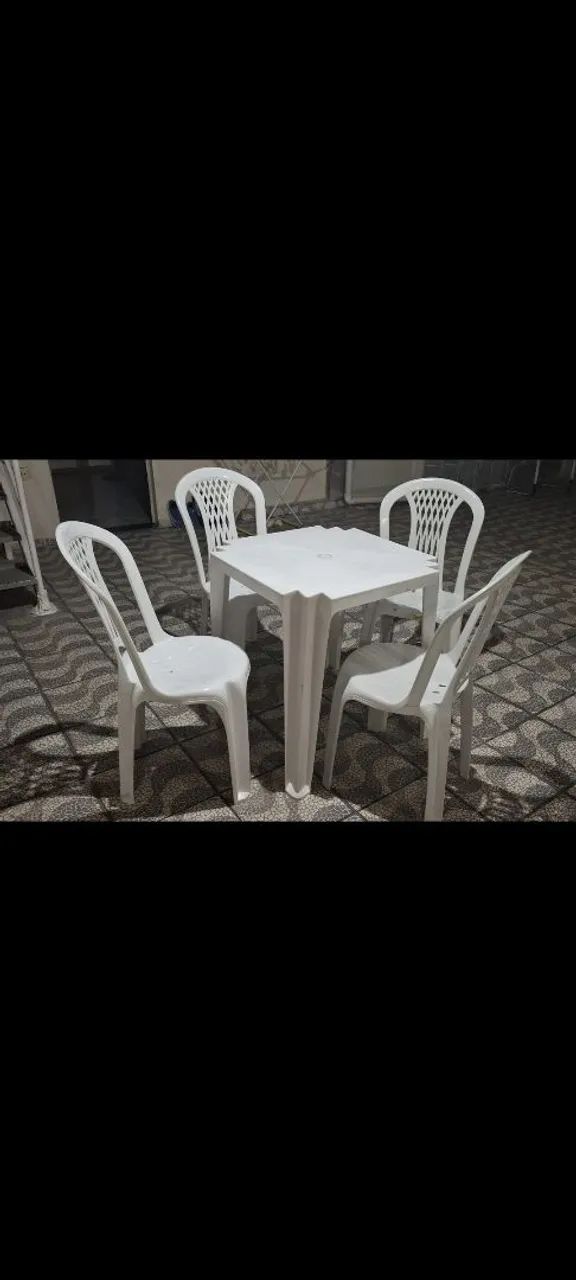 Mesa de plástico com 4 cadeiras