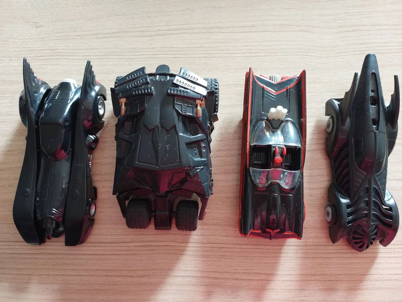 ? Coleção com 4 Batmóveis Batman DC Comics V-Power Original 2012