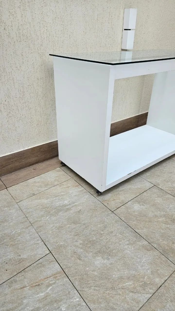 Balcão para loja de roupa com 2 cabideiros e vidro temperado - Foto 3