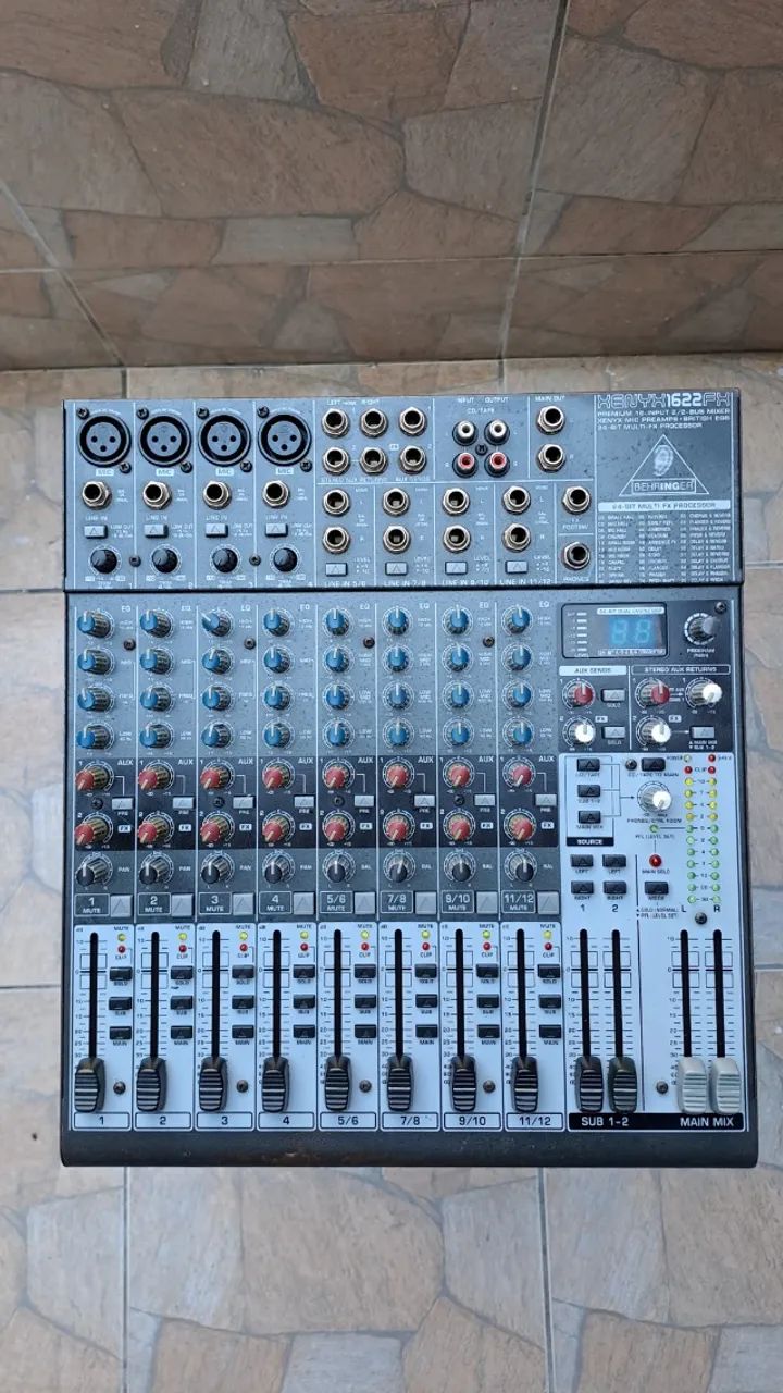 Mesa de Som Behringer 
