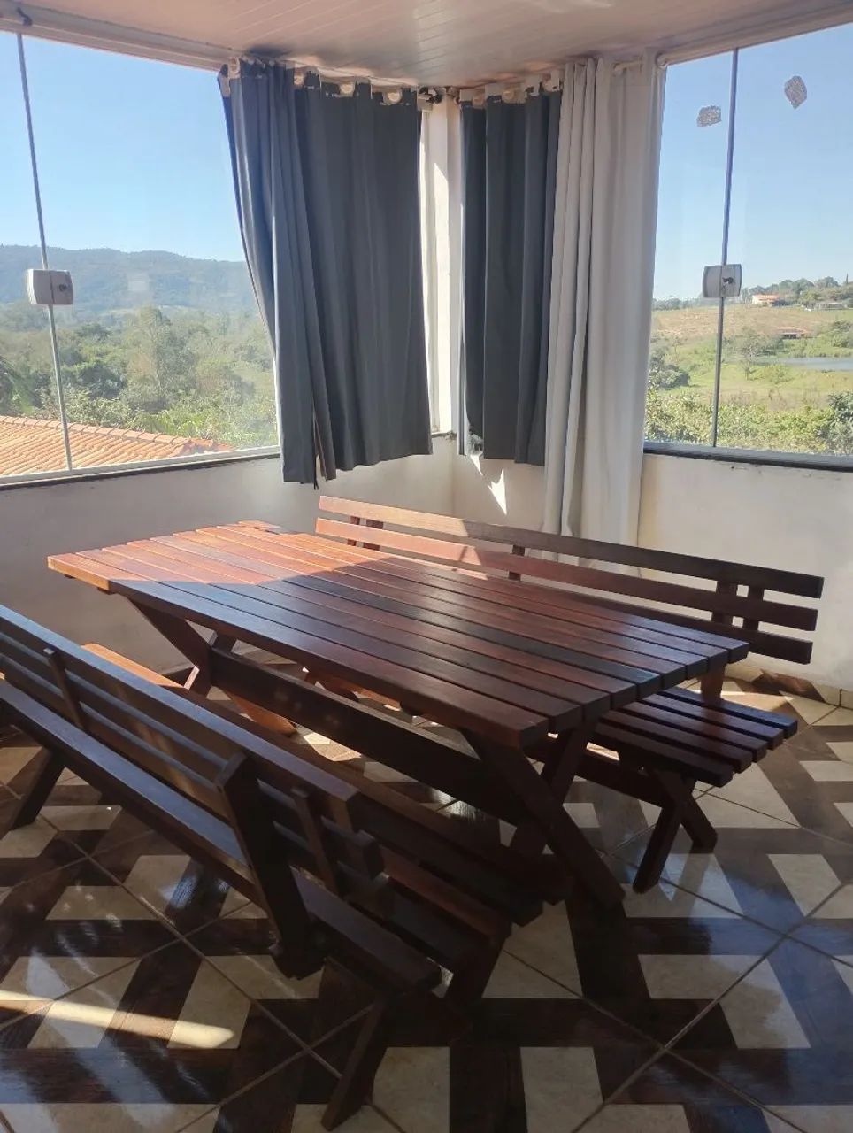 Vendo excelente conjunto de mesa com 2 bancos madeira macissa  - Foto 3