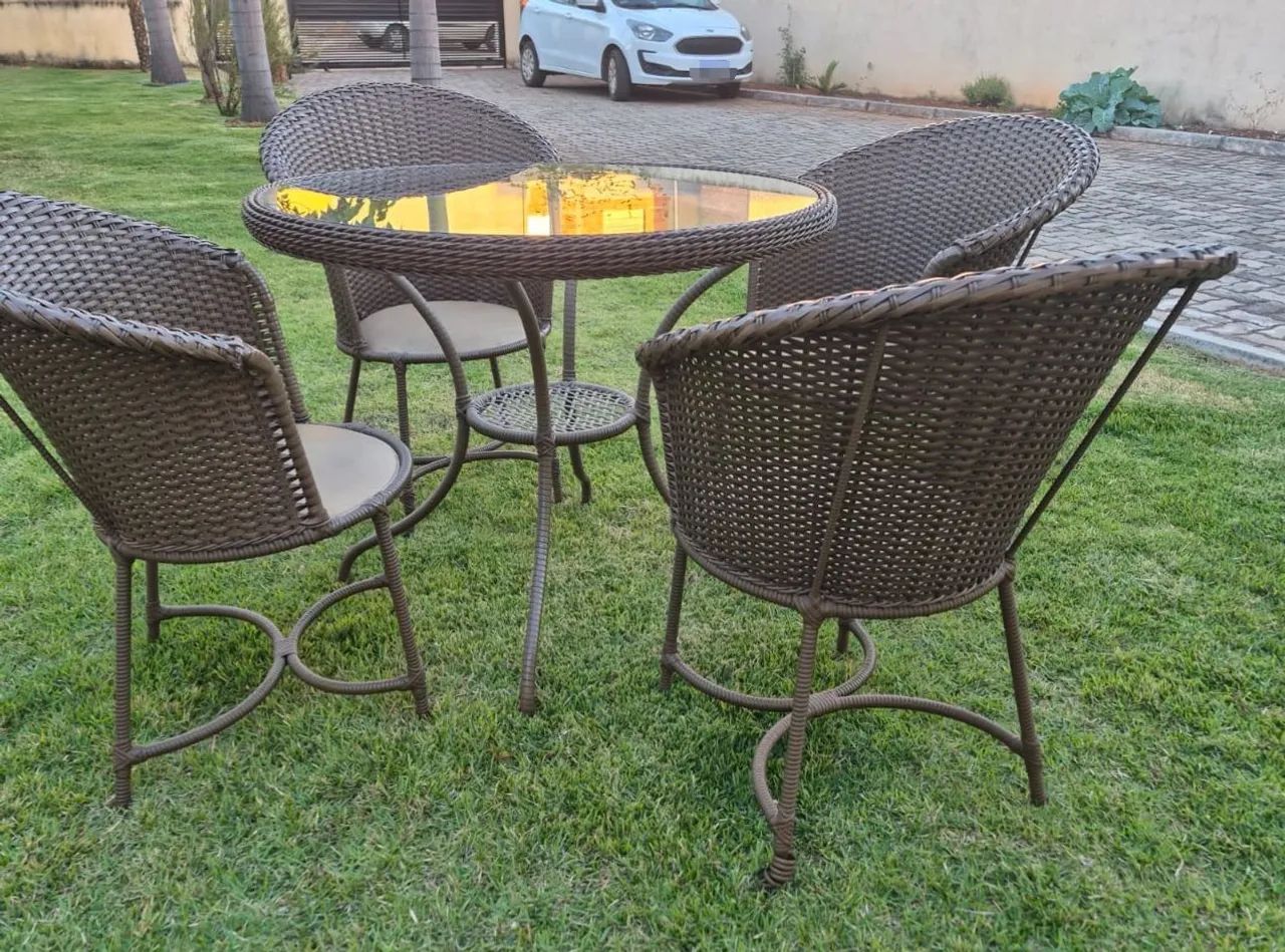 Conjunto Mesa e Cadeiras Acolchoadas 