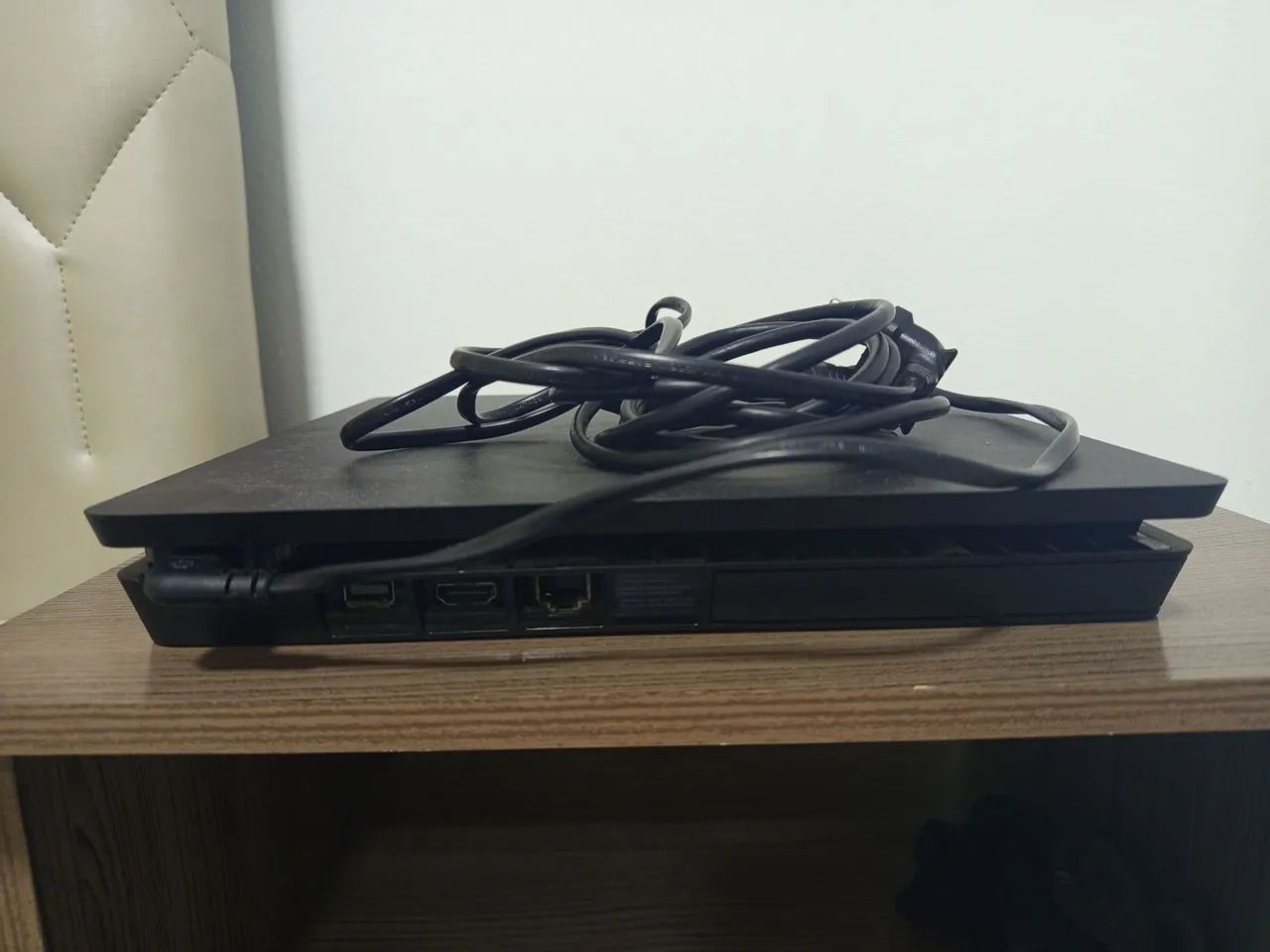Vendo play 4 com 3 jogos e 2 controles originais  - Foto 5