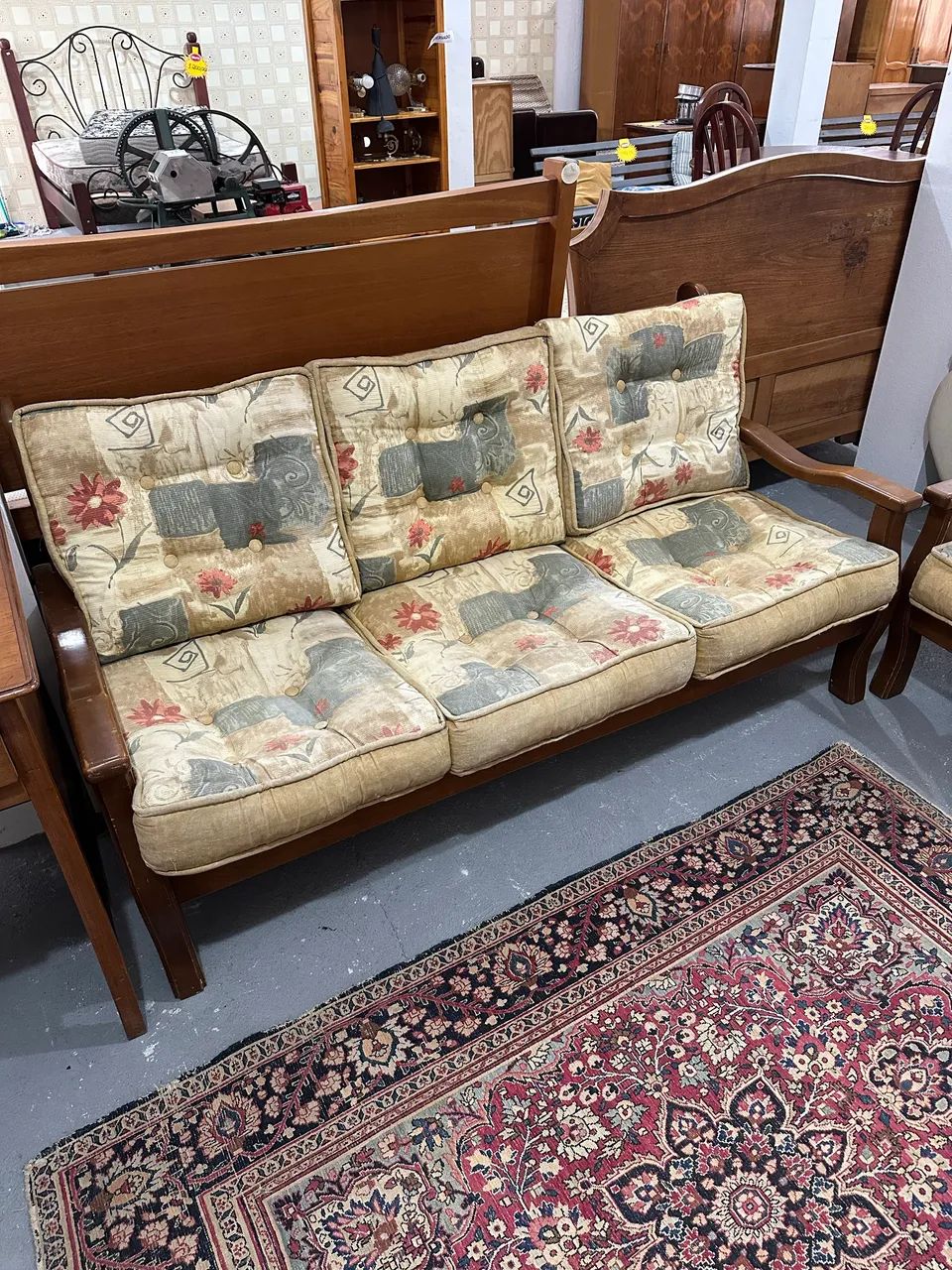 Conjunto de sofás de madeira 2 e 3 lugares - Foto 4