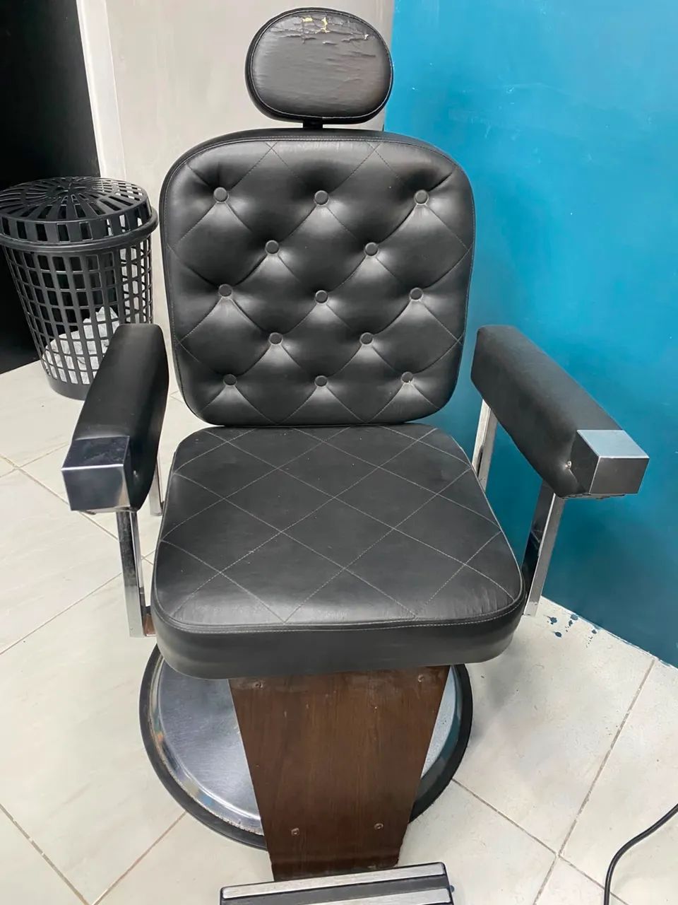Cadeiras e lavatórios para barbearia