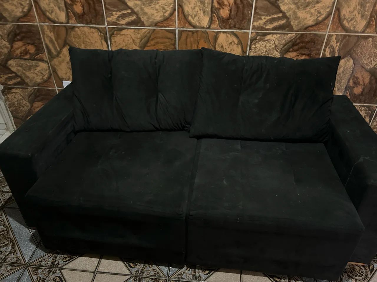 Vende-se mesa com 6 cadeiras e 1 sofá com 2 lugares 