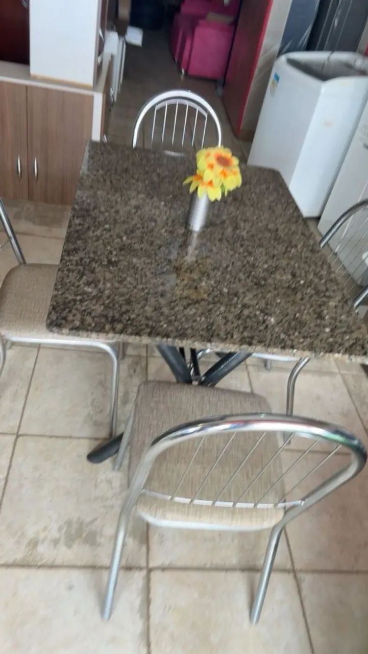 Mesa de mármore nova. 