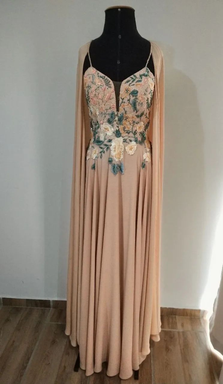 Vestido de festa bordado em pedrarias 