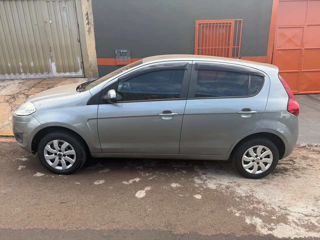 **** Carro disponível para aluguel ***