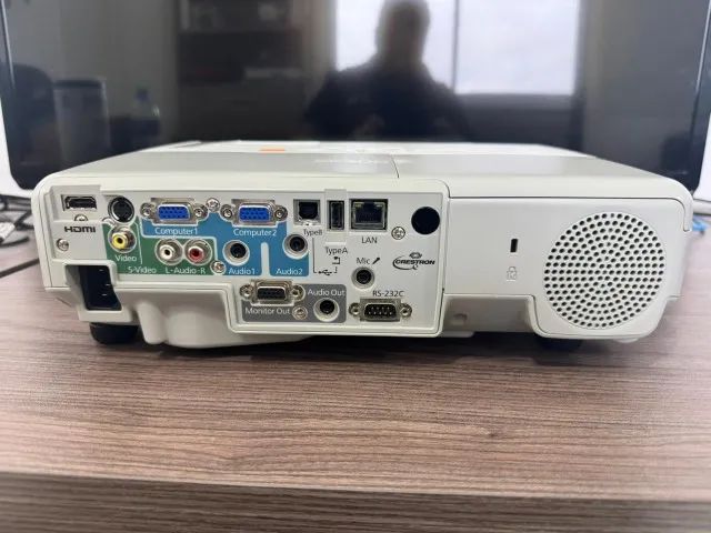 Projetor Epson Powerlite V11h565020 Branco 935w 3700lm - Foto 2