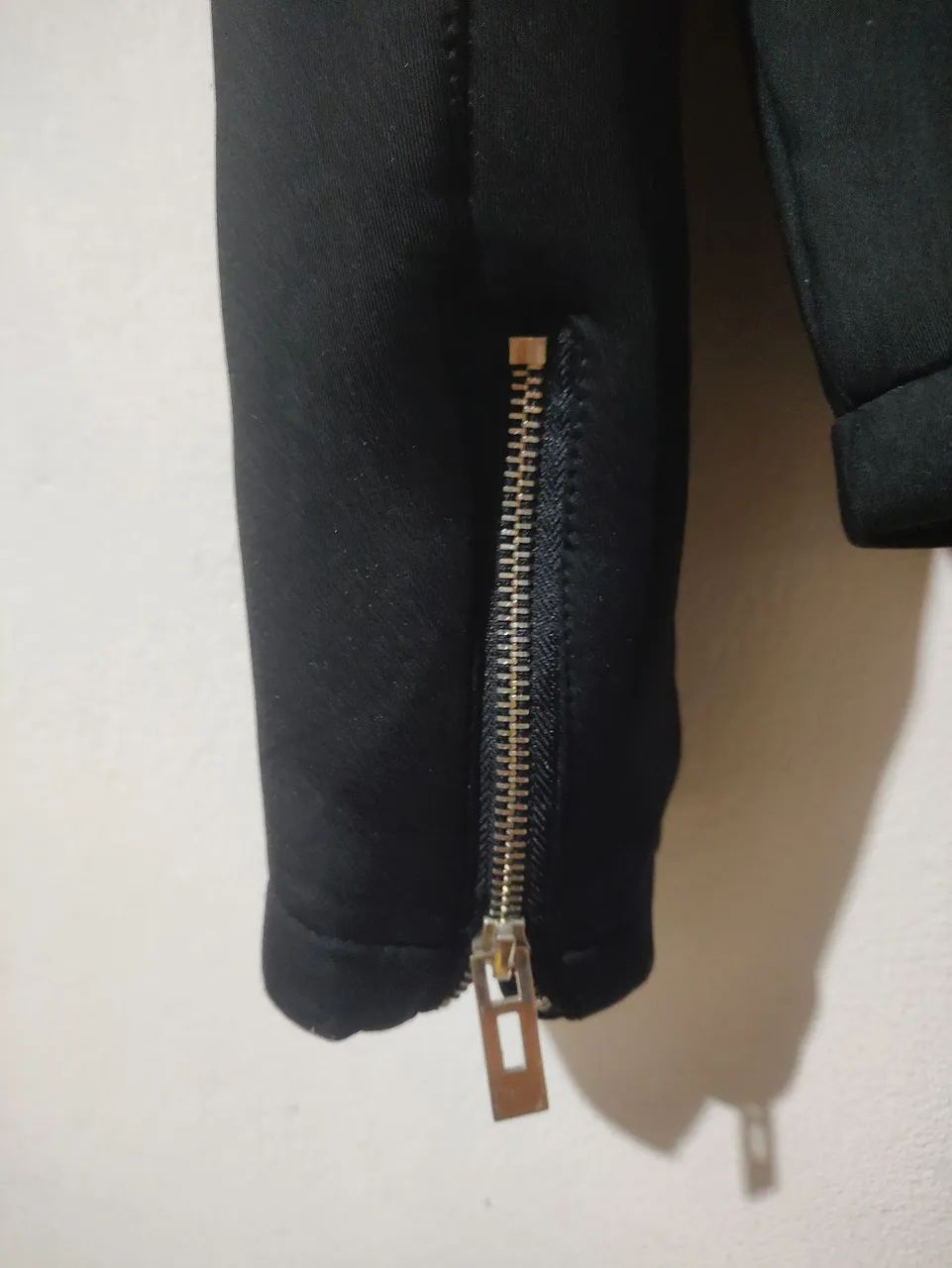 Jaqueta semi nova com capuz adaptável importada  - Foto 4