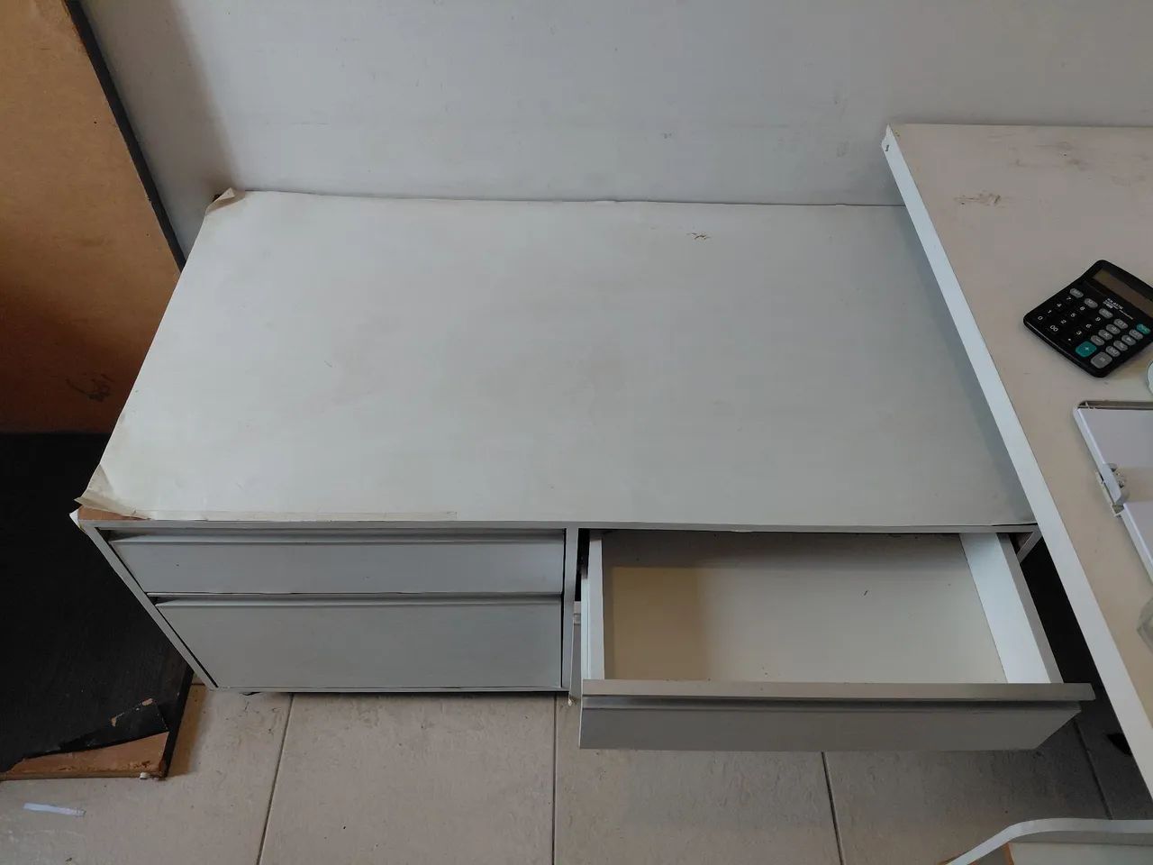 Armario/mesa com 4 gavetas - Foto 2
