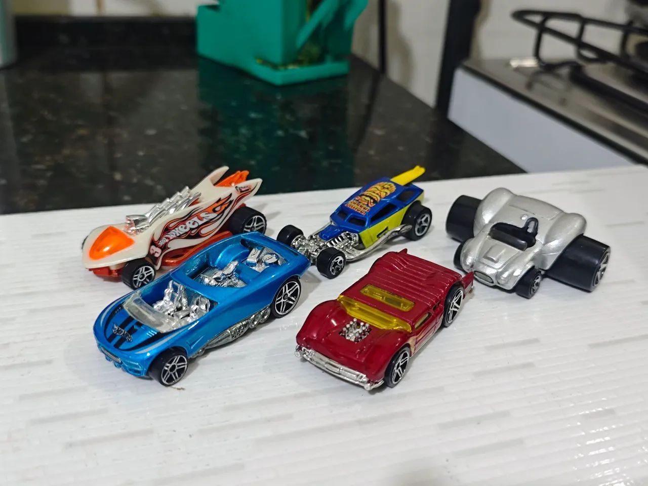 Kit 5 carrinhos Hotwheels  - Foto 2