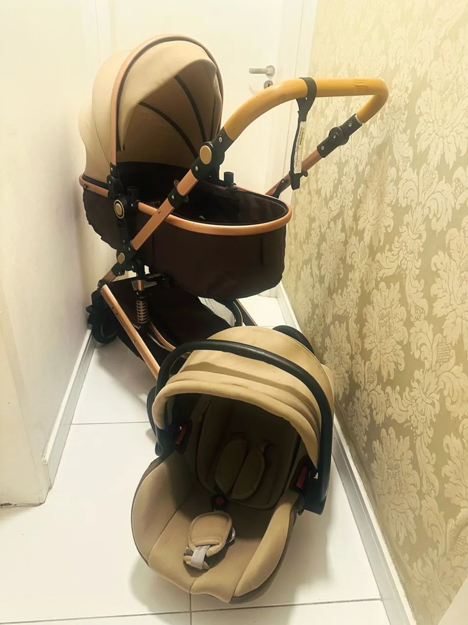 Vendo Carrinho de Bebê com Bebê conforto - Foto 2