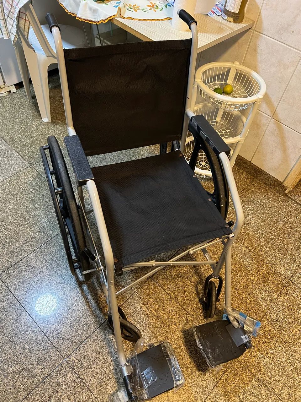 Vendo cadeira de rodas - Foto 2