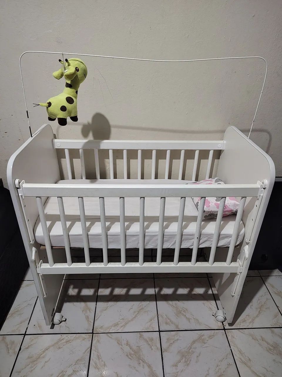 Berço americano branco com rodinhas e trava de segurança e com colchão - Foto 5