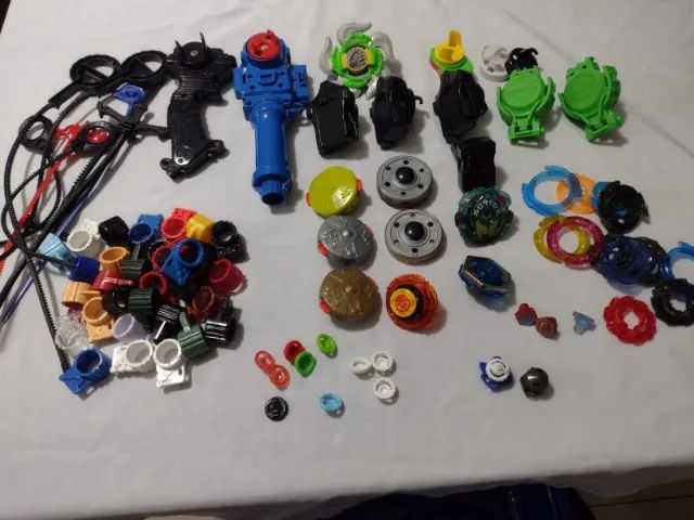 Lote de Peças Variadas Beyblade e Arena Azul
