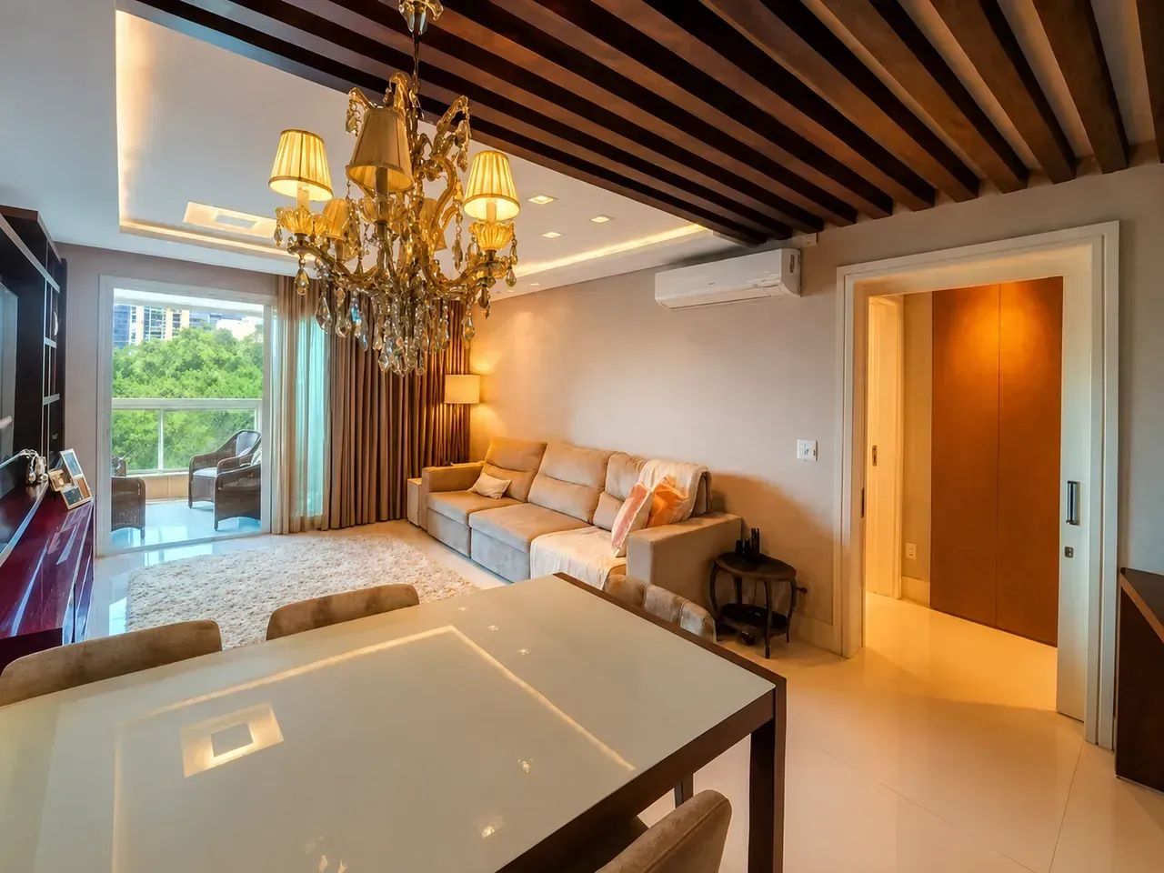 Apartamento mobiliado com 3 suítes, 4 vagas na Agronômica - Foto 2