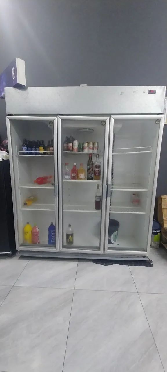 Vende se expositora 