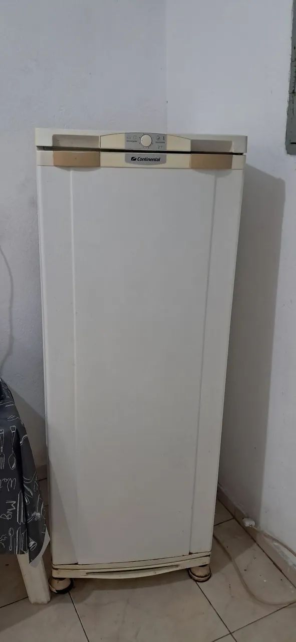 Geladeira usada, com alguns defeitos 