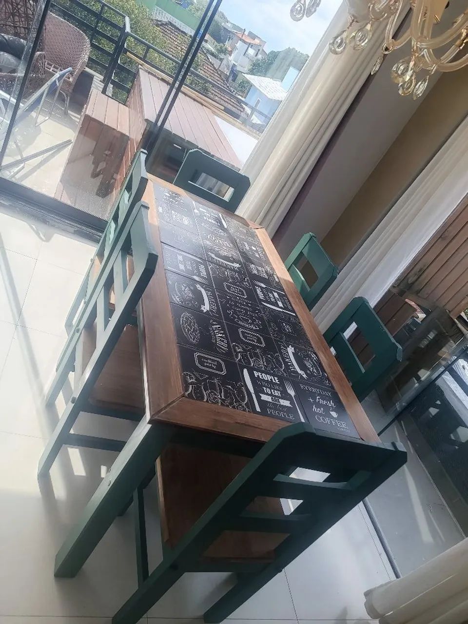 Mesa de madeira maciça com 6 cadeiras  - Foto 2