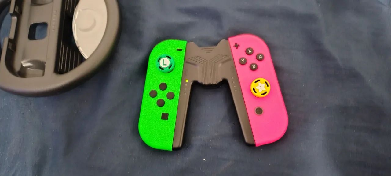 Par Joycons verde e rosa neon originais + brindes, pouco uso - Foto 2