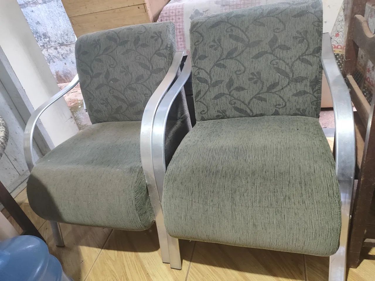 Duas poltronas aconchegantes e em ótimo estado
