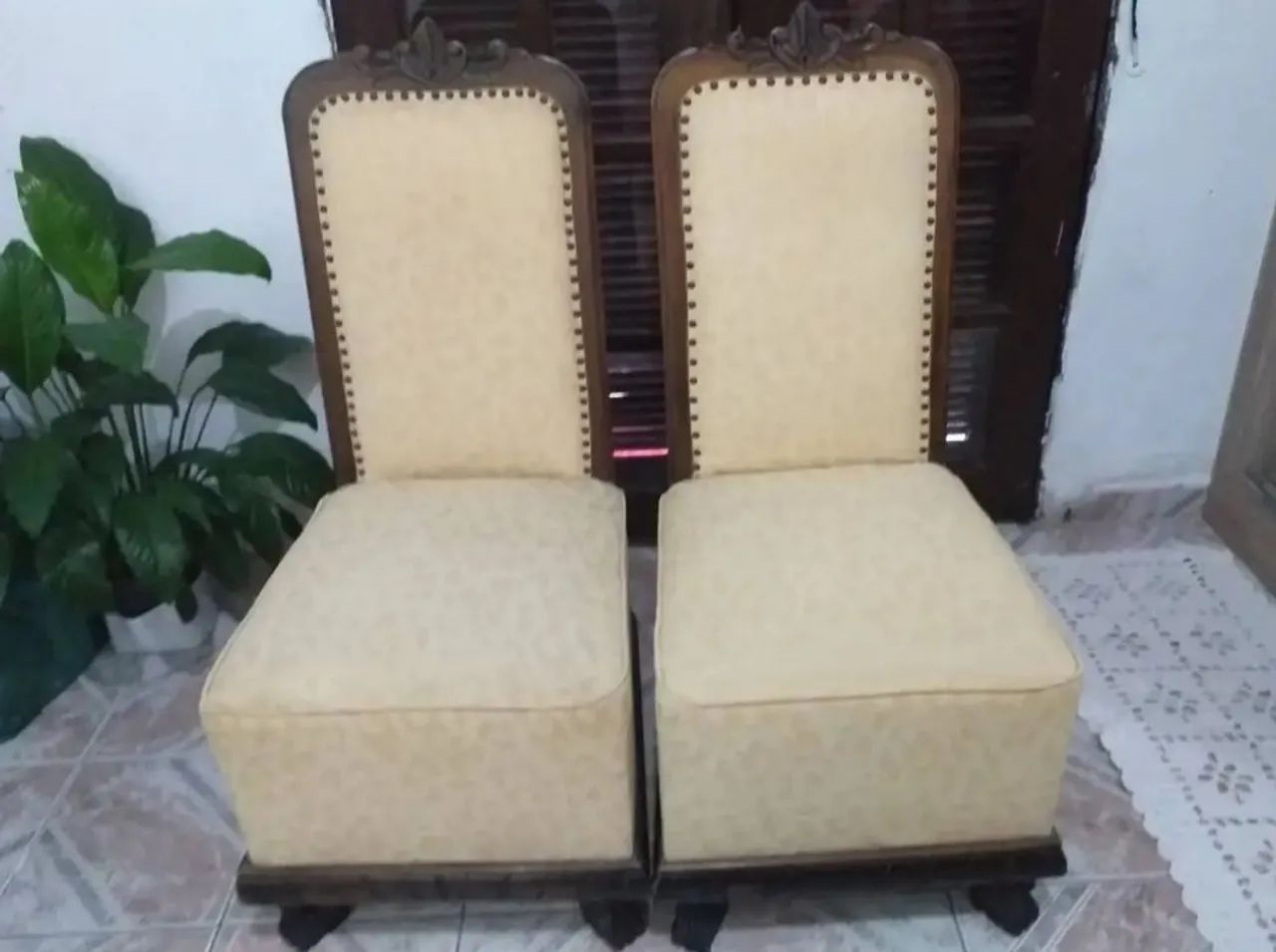 Elegantes poltronas em madeira trabalhadas 