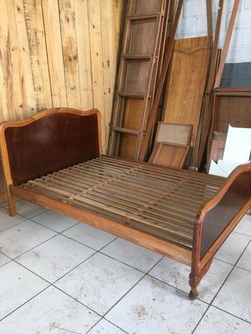 Cama de madeira maciça , estilo clássico