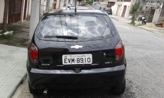 Carro Celta com quatro portas, vidro elétrico e direção hidráulica