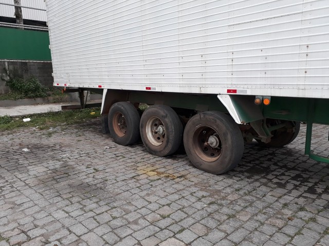 VENDO OU TROCO CARRETA BAÚ 28 PLTS