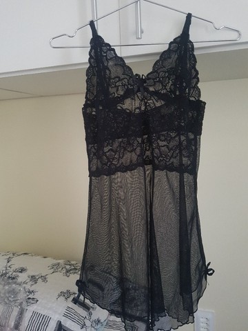 Camisola preta de renda| transparente e bem leve