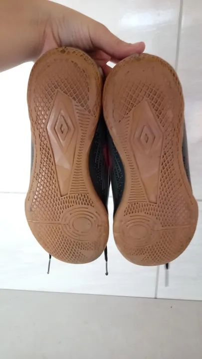 Chuteira infantil de futsal semi-nova. - Foto 3