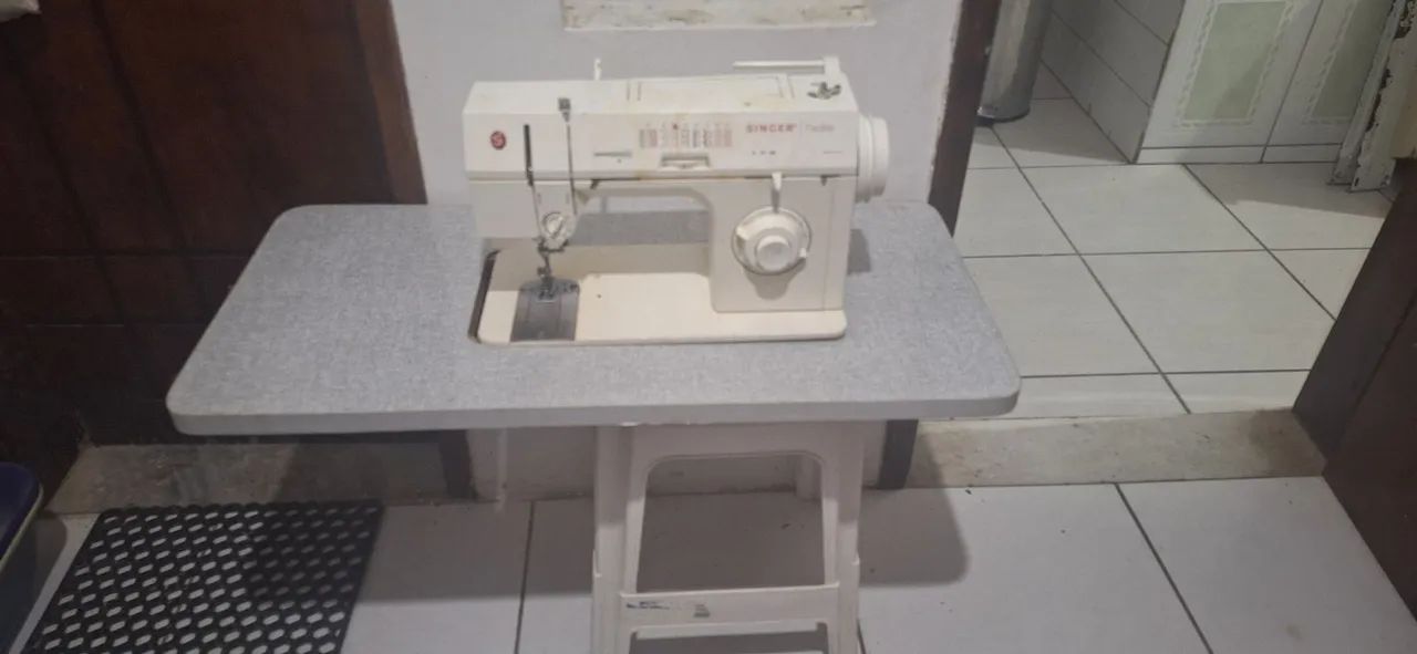 Vendo máquina de costura Singer 400.00 - Foto 2