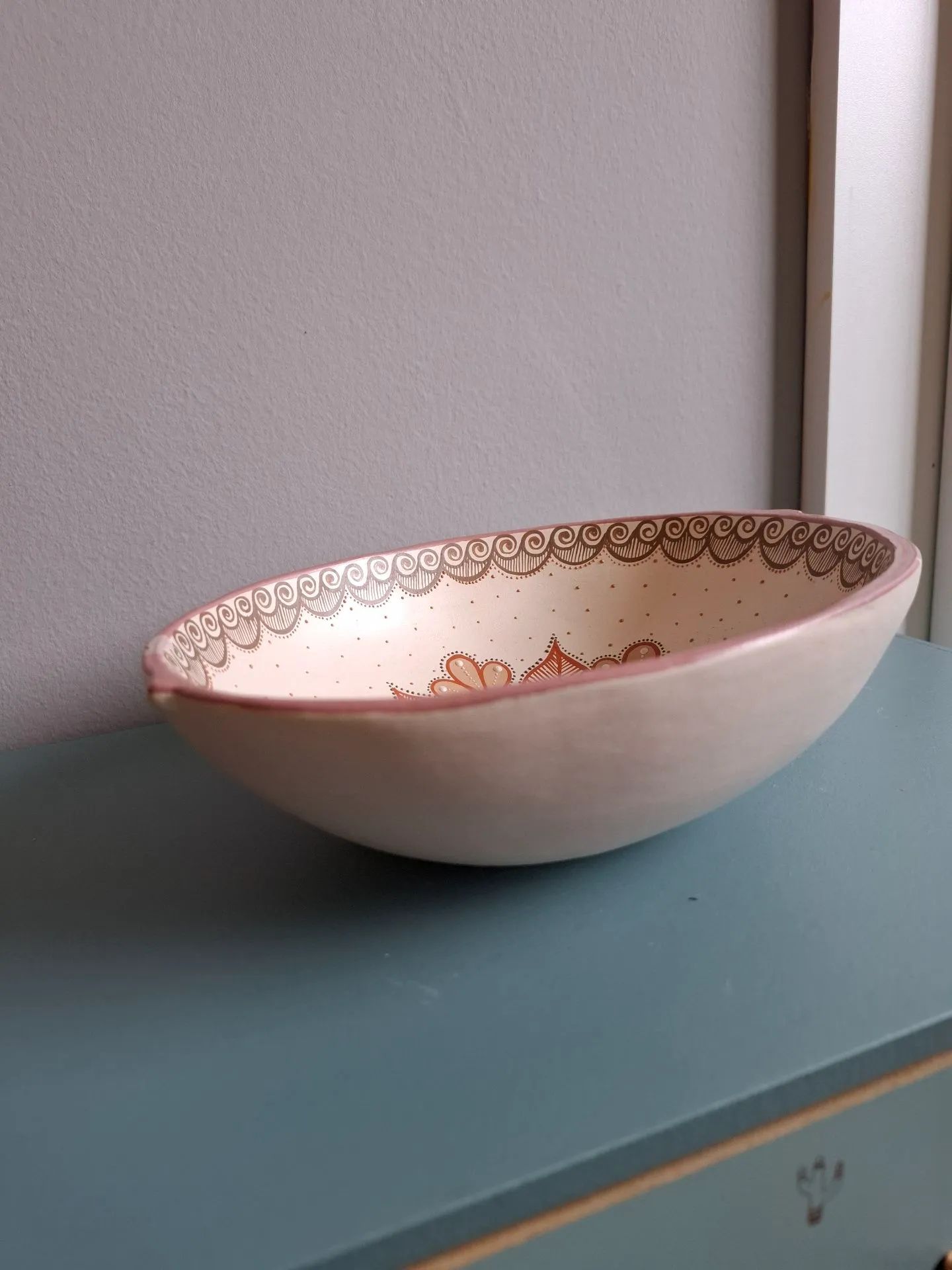 Travessa tipo cuia artesanal pintada à mão de barro do Vale do Jequitinhonha artesã Alaize - Foto 6