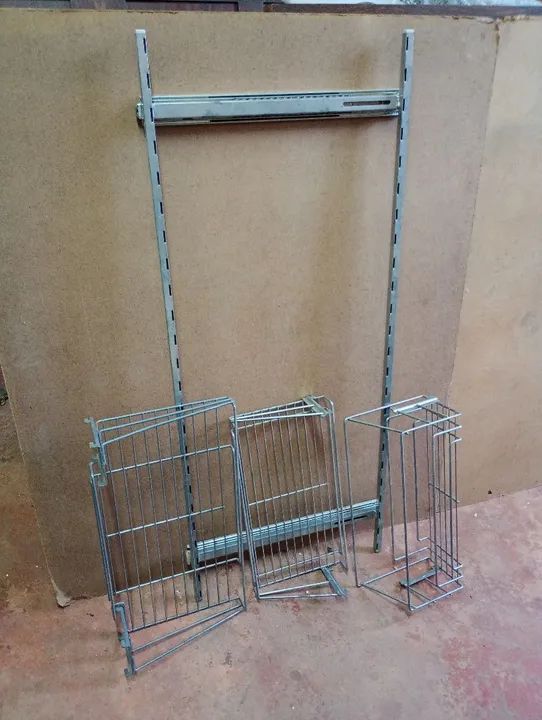 Wire display basket with shelf.64330585904643123