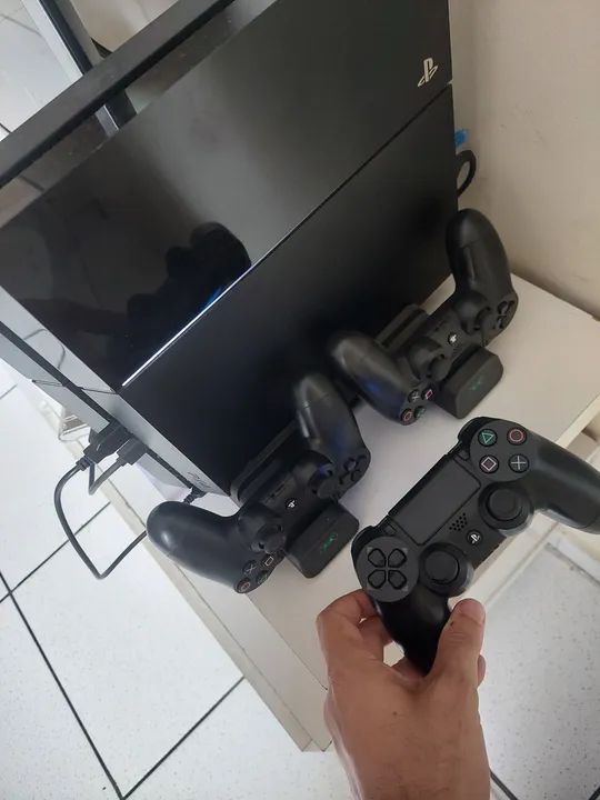 Playstation 4 com 3 controles SSD de 1TB e 4 jogos fisicos