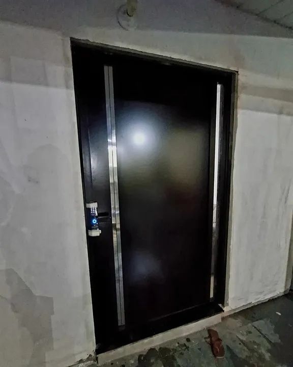 Porta de entrada moderna com fechadura digital