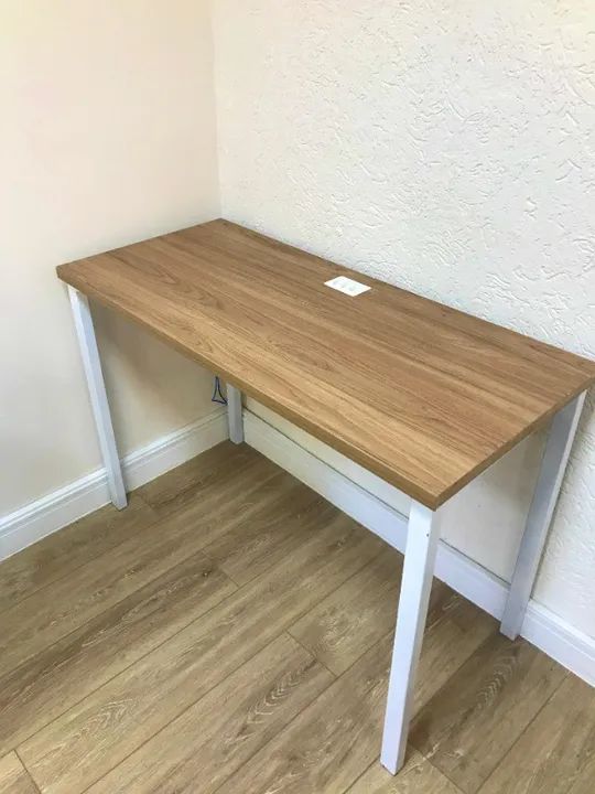 Mesa de Trabalho Com Caixa de Tomada - Cor do Tampo: Carvalho Hanover