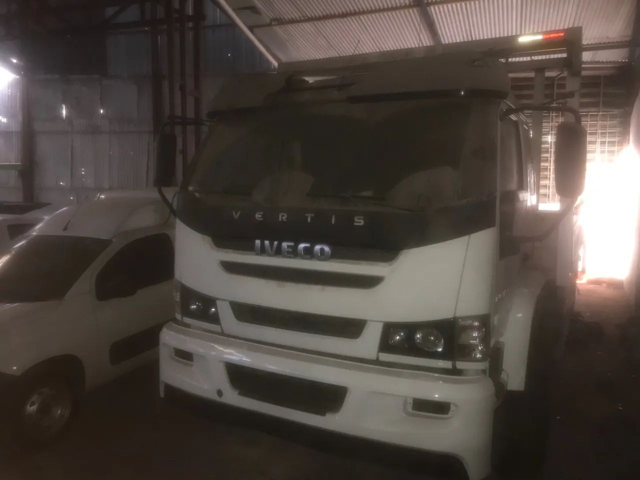 Vendo Caminhão Iveco Vertis 130V19 Ano 2013 carroceria de ferro - Foto 4
