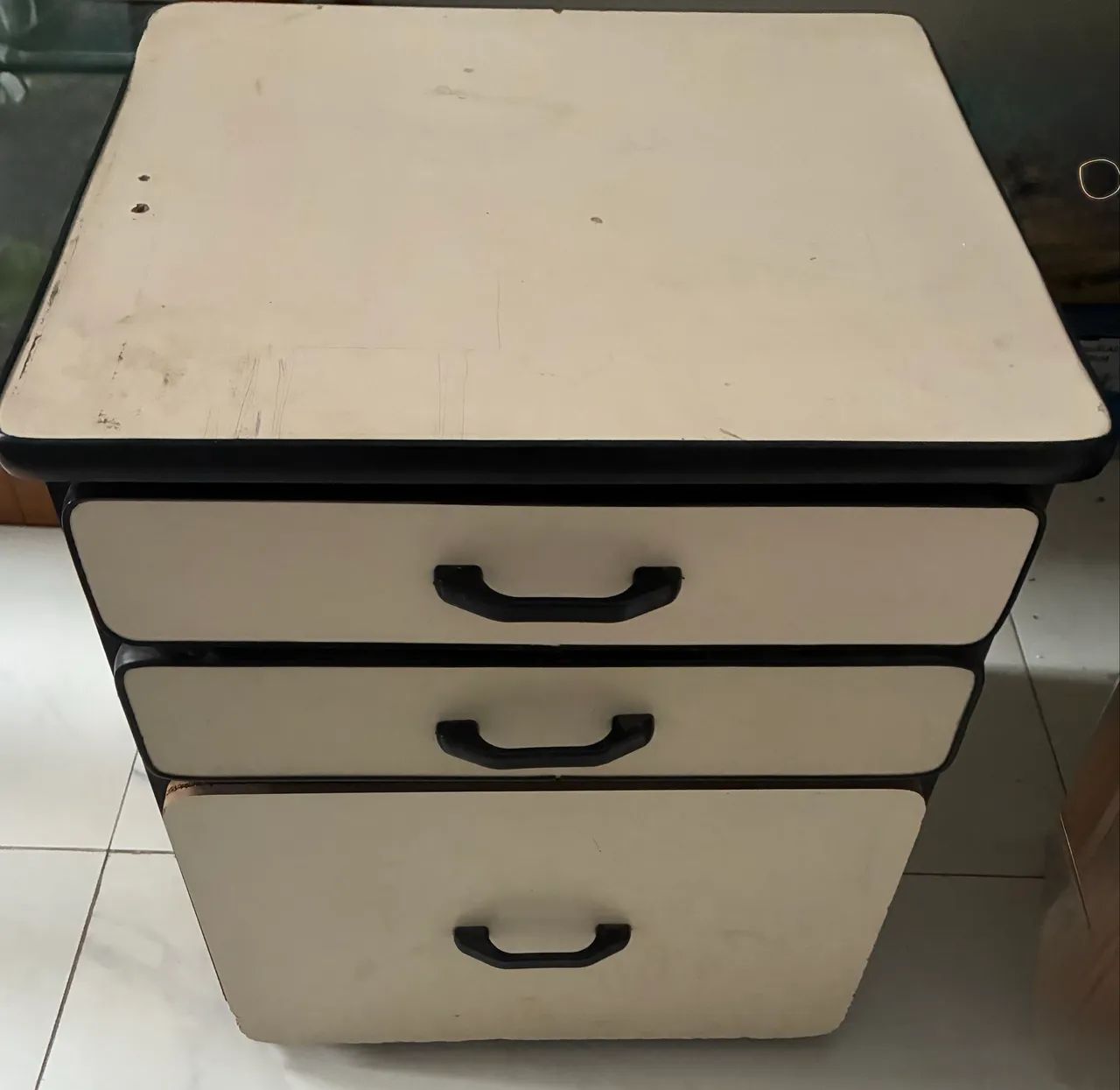 ?Gaveteiro arquivo com rodinhas não tem chave medidas 44x53x60
