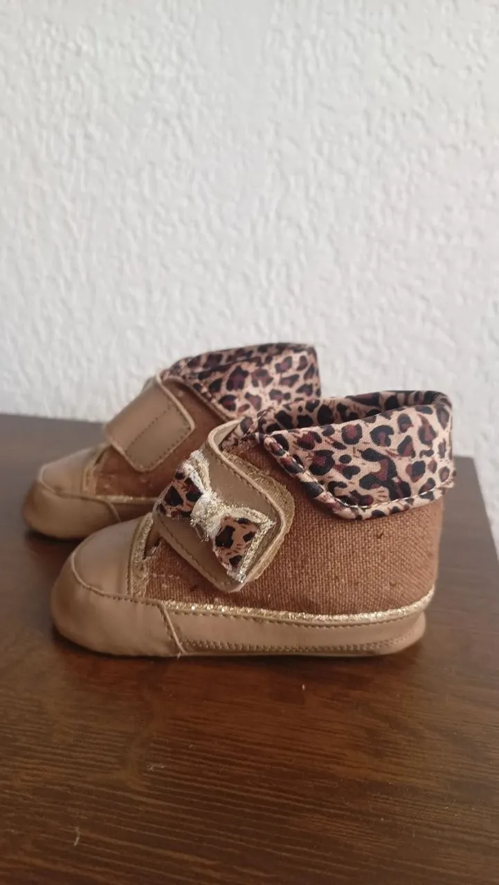 Sapatinhos de bebê com detalhes de oncinha n°18