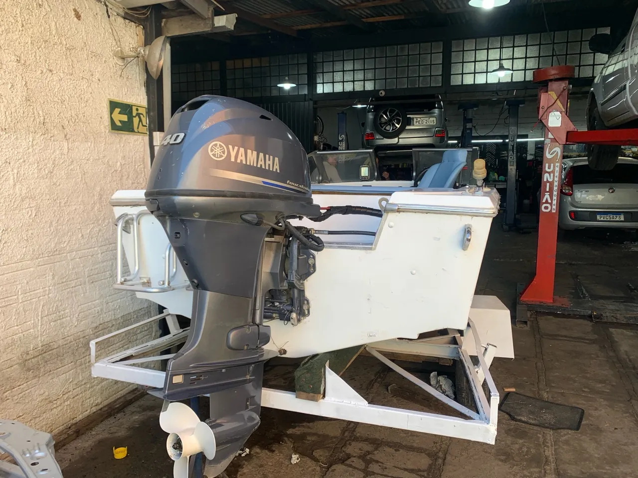 Lancha com motor Yamaha 40hp