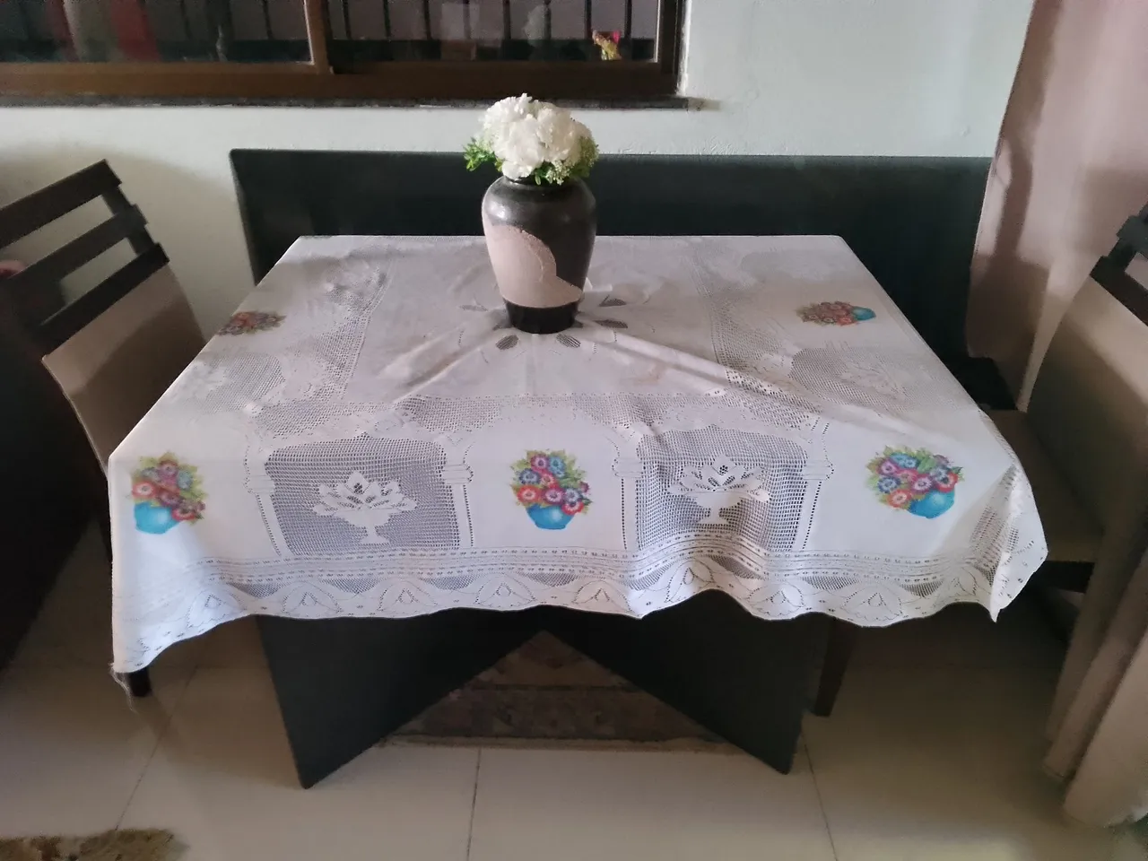Mesa de jantar com base de mármore e tampo de vidro