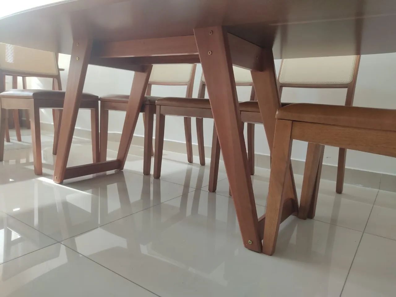 Mesa de Jantar Elegante com 8 Cadeiras resistente de madeira  - Foto 2
