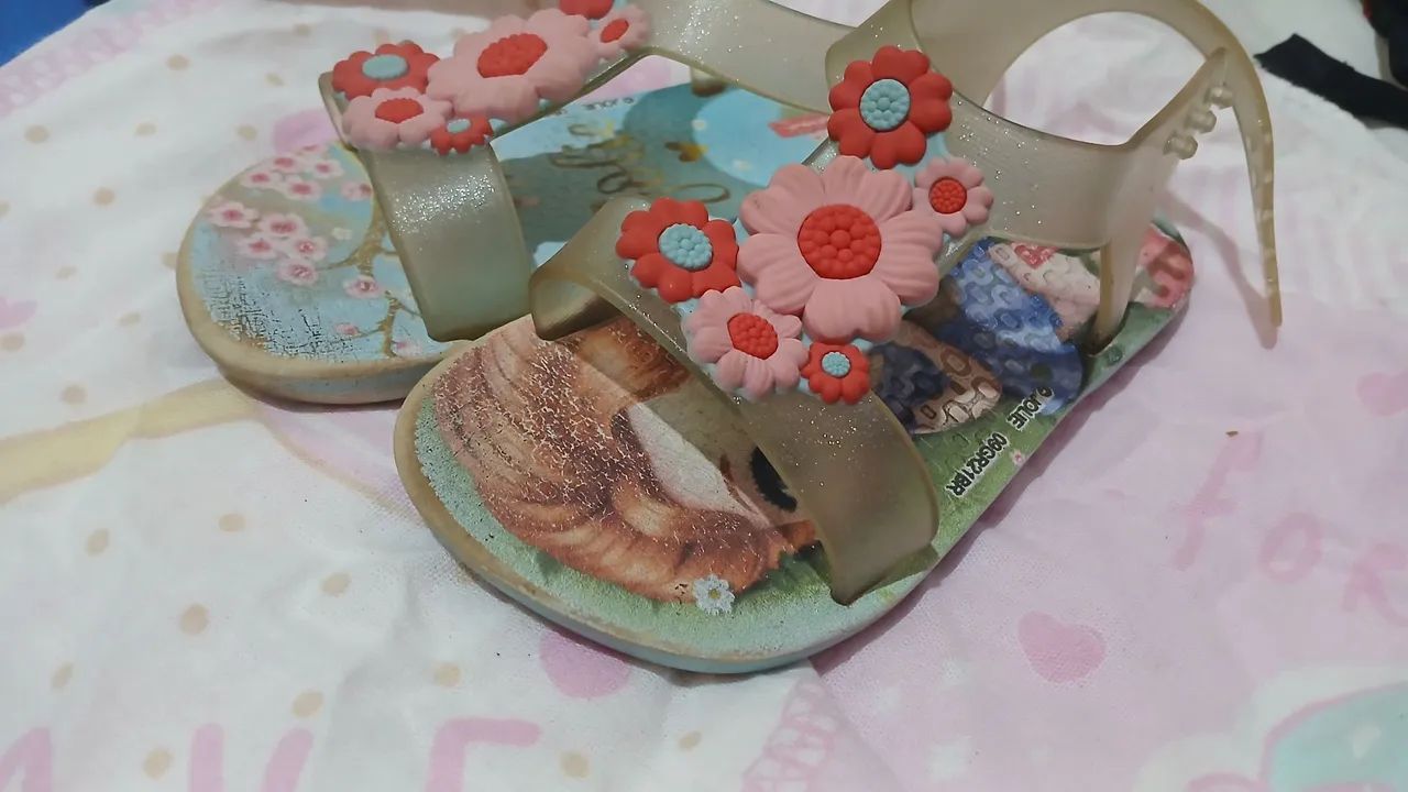 Vende se sandalhinha infantil linda