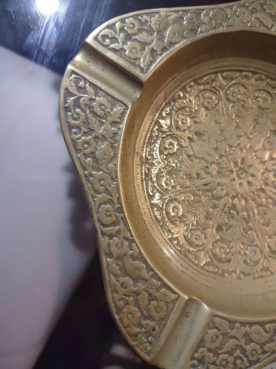 Cinzeiro de Metal com Detalhes em Relevo - Foto 2