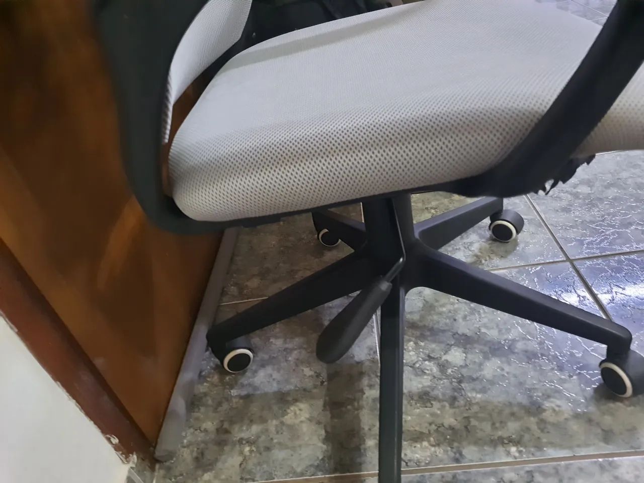 Cadeira de Escritório Giratória com Rodinhas e reclinável - Foto 3