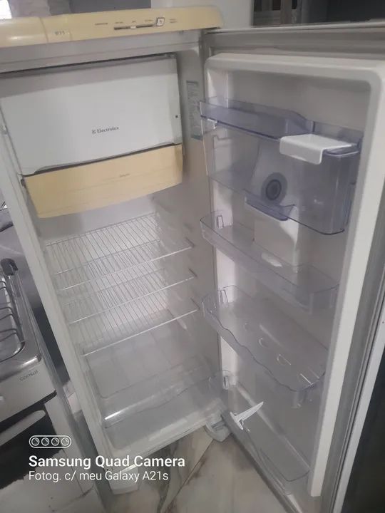  fogão e  Geladeira Electrolux com Dispenser de Água - Foto 2