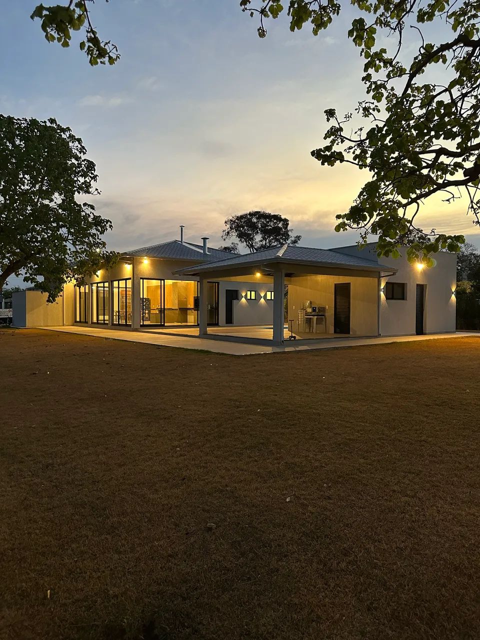 VENDO EXCELENTE CASA EM CONDOMÍNIO FECHADO